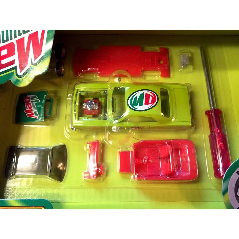 ERTL Body‎ Shop Mountain Dew Model Kit 70 1970 Plymouth Barracuda Die Cast 1/64